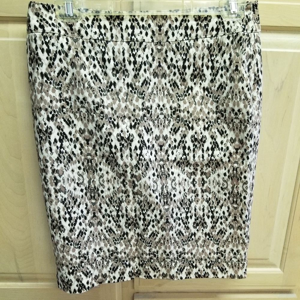 Pencil skirt with pockets